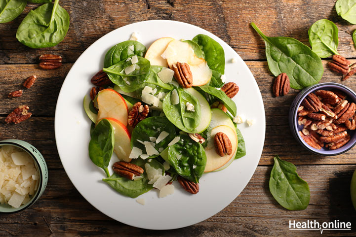 Caramelized pecan nuts with spinach salad