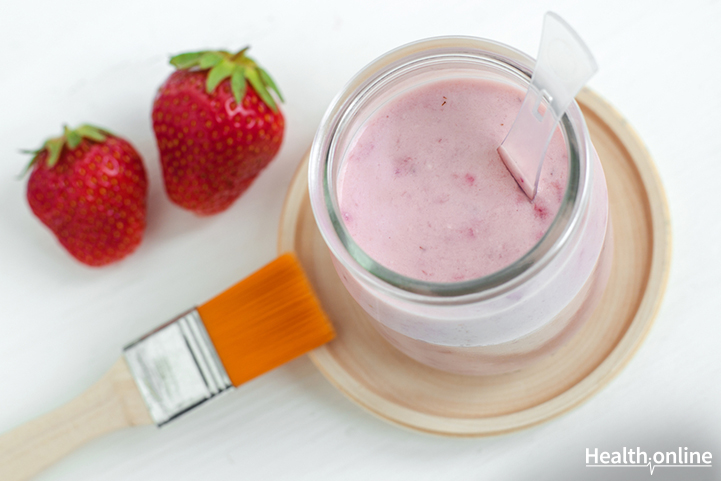 DIY-Strawberry-yogurt-facial