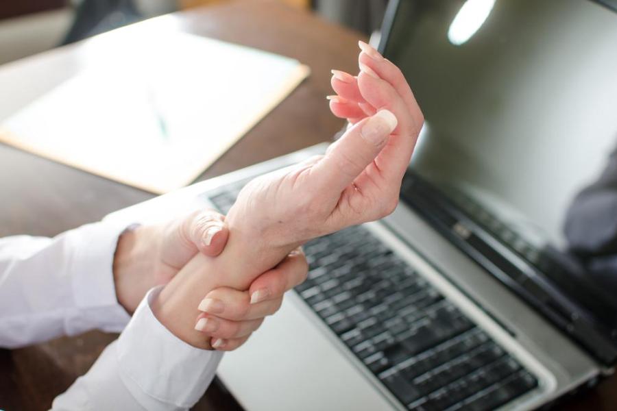 Symptoms and Causes of Carpal Tunnel Syndrome